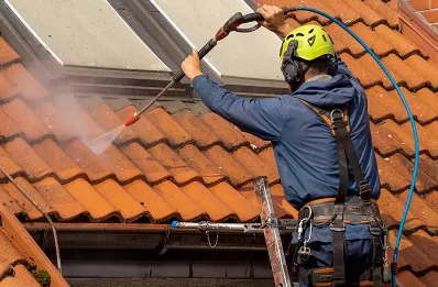 Démoussage et hydrofuge de toiture à Corn